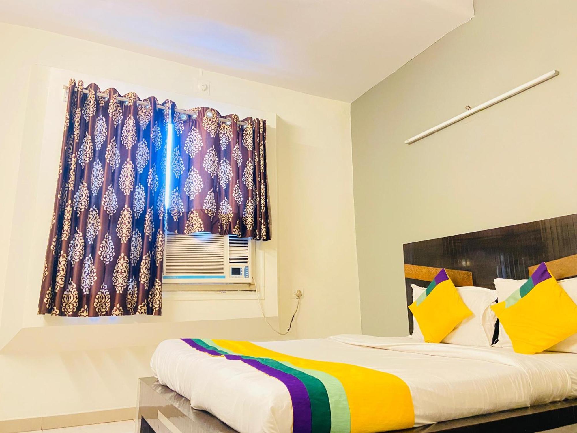 Hotel Aakash Navrangpura อาเมดาบัด ภายนอก รูปภาพ
