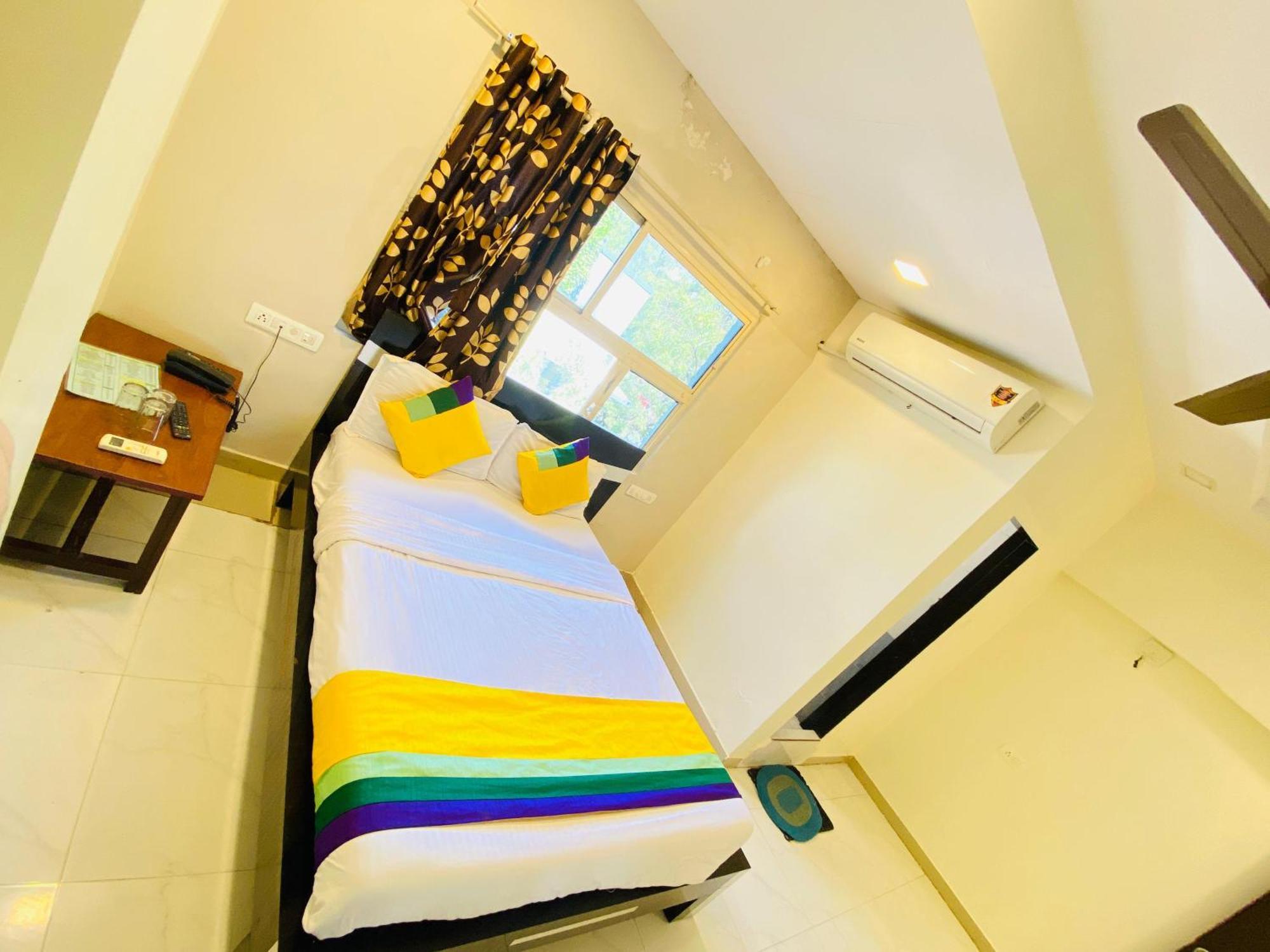 Hotel Aakash Navrangpura อาเมดาบัด ภายนอก รูปภาพ