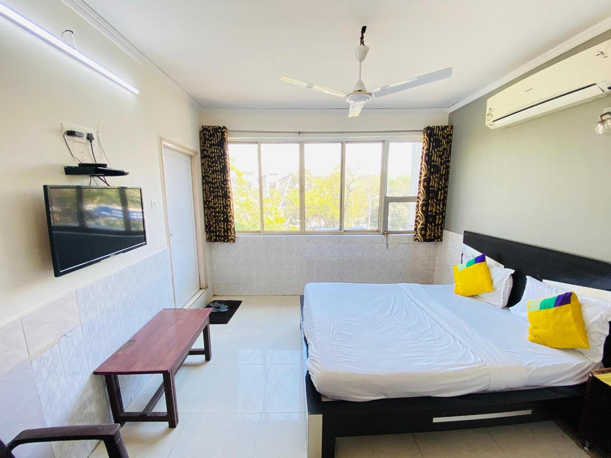 Hotel Aakash Navrangpura อาเมดาบัด ภายนอก รูปภาพ